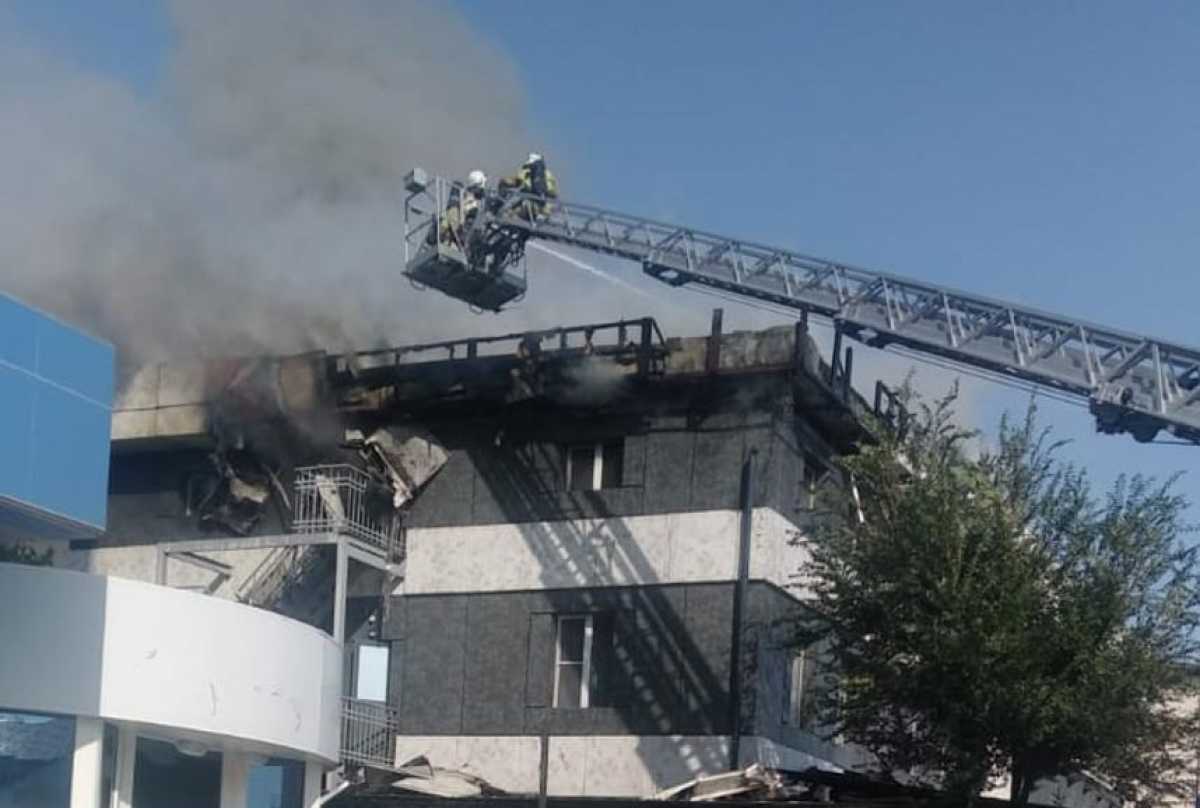 Гостиница горит в центре Атырау