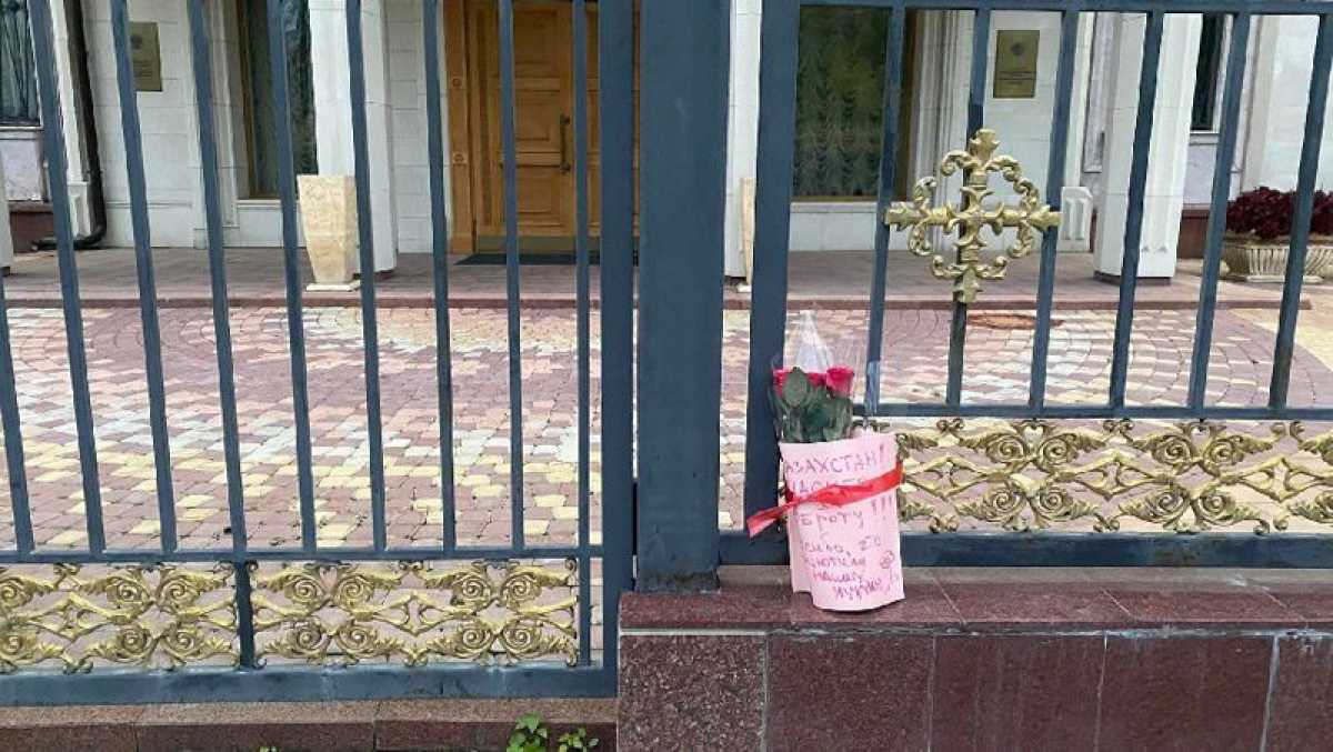 Россияне несут цветы и плакаты с благодарностью к посольствам Казахстана за рубежом