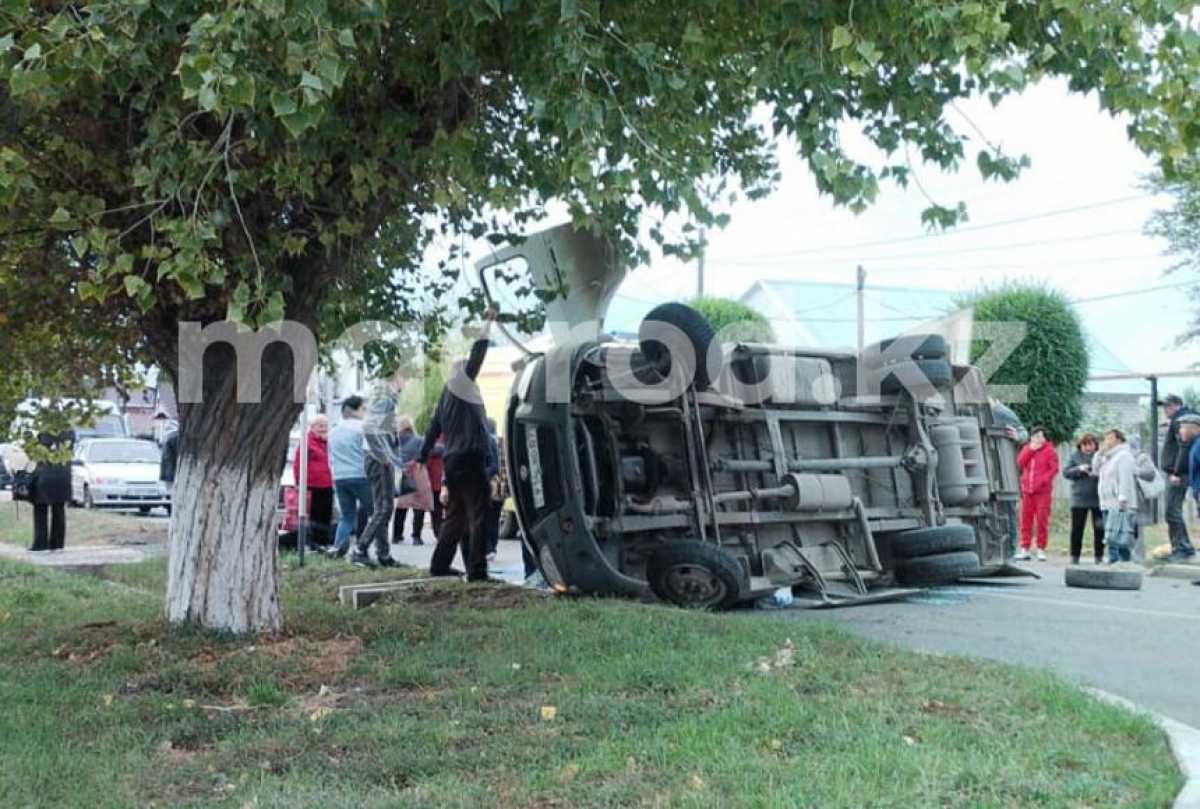 Жуткая авария в ЗКО: женщина погибла, 13 человек пострадали