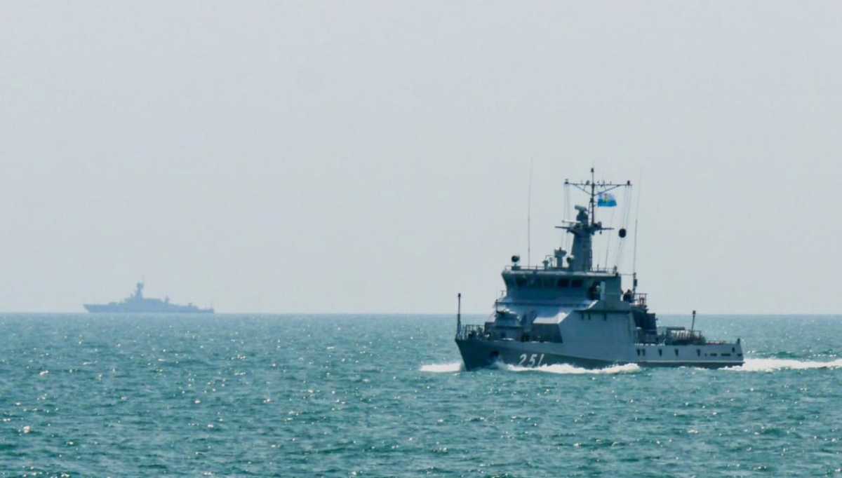 Военные моряки совершили поход по Каспийскому морю