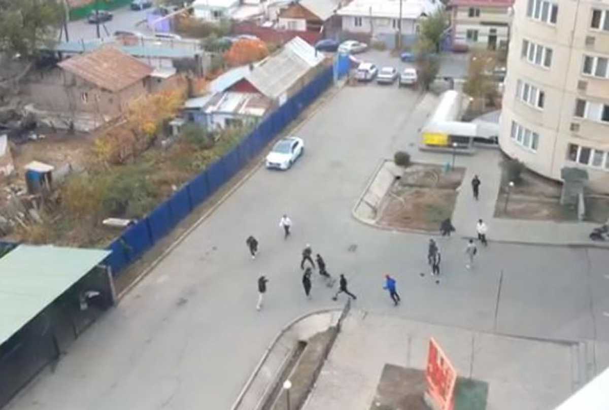 В Алматы ссора юноши со своей девушкой переросла в массовую драку ...