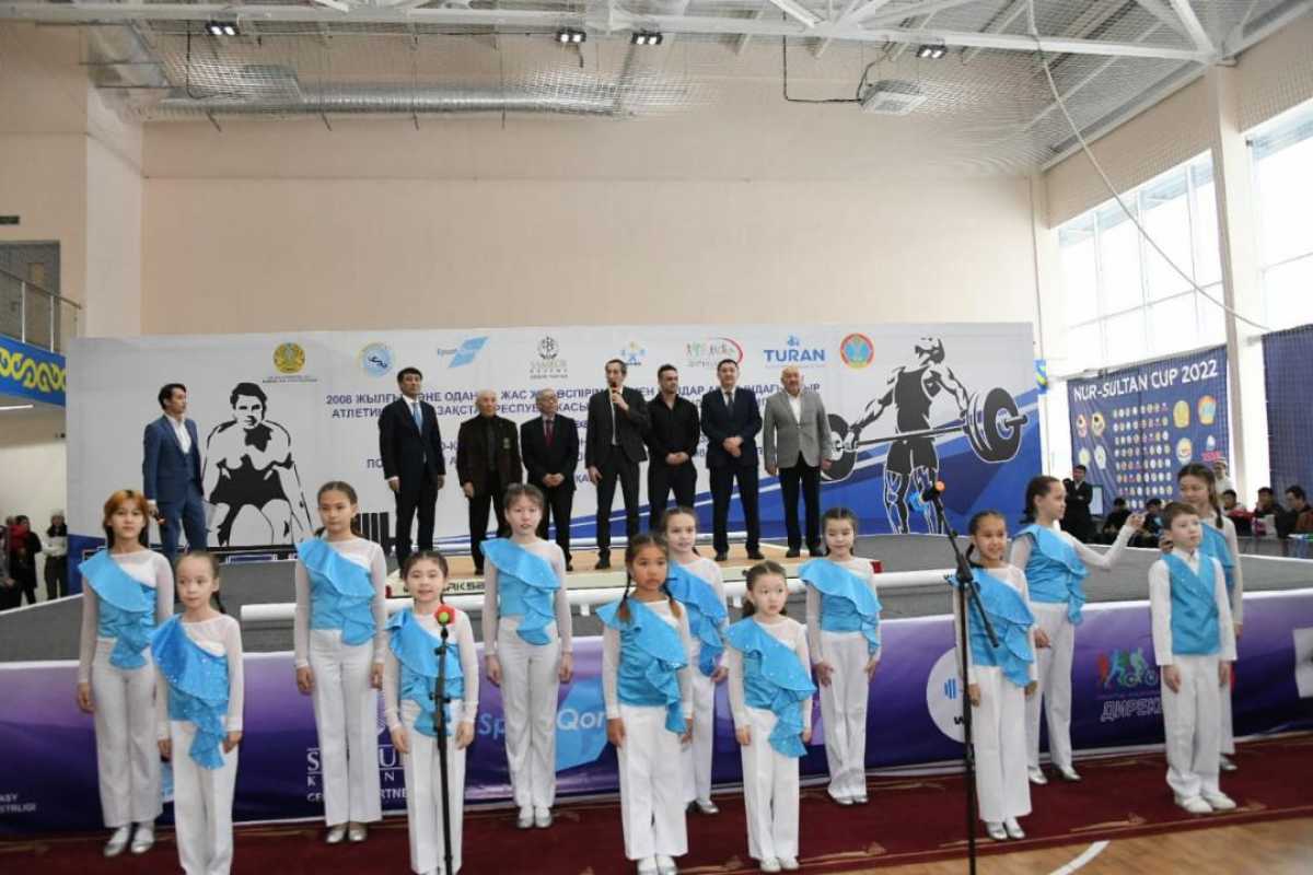 В Астане проходит чемпионат Казахстана по тяжелой атлетике