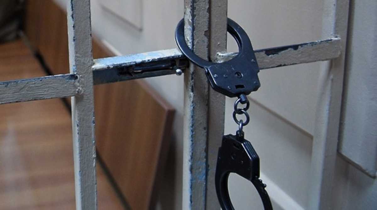 Стендапера, оскорбившего зрительницу, арестовали на 10 суток в Алматы