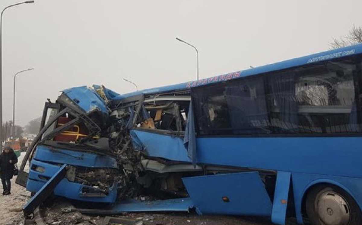 Водитель погиб при столкновении автобусов в Караганде