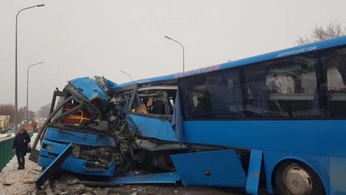 Жуткое ДТП в Караганде: столкнулись два автобуса, есть погибший