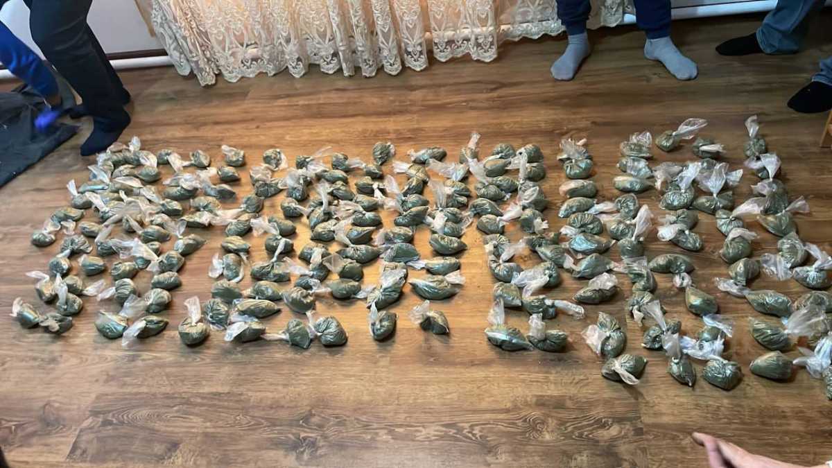 Около 9 кг марихуаны изъяли в мужчины в Атырау
