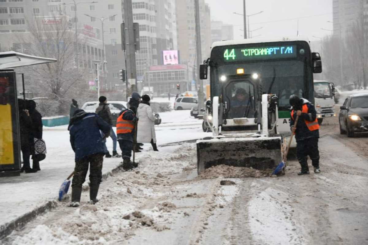 Почти 2,5 тысячи дорожных рабочих вышли на уборку снега в Астане