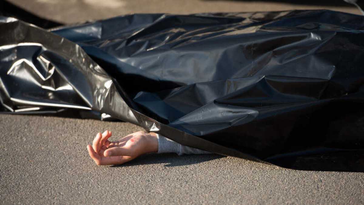 Мёртвого мужчину в яме под листьями нашли в Алматы