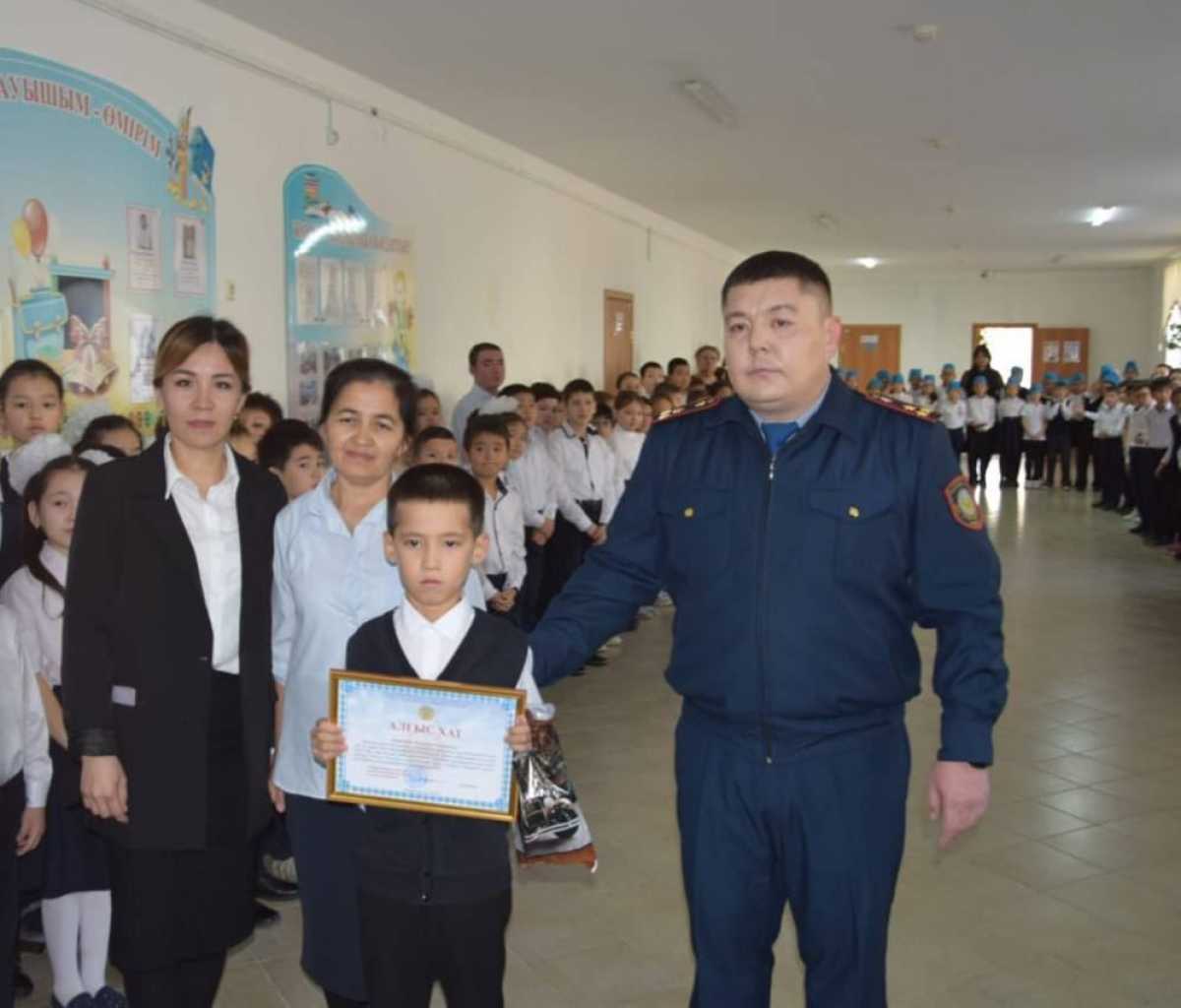 8-летнего школьника наградили за спасение двоих детей, провалившихся под лёд в Атырау