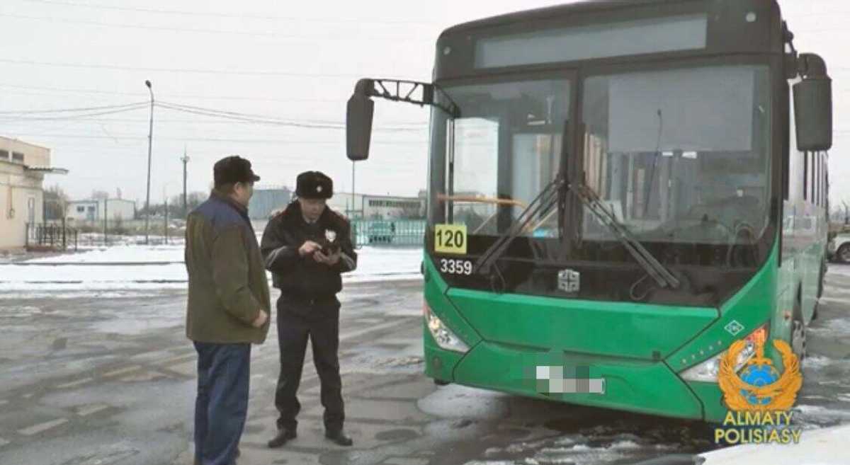 В Алматы автобусом управлял водитель с просроченным удостоверением