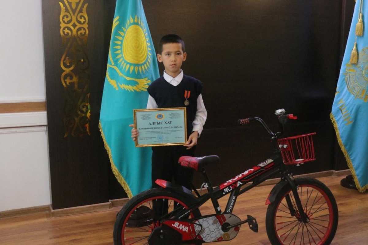 В Атырау наградили медалью мальчика, спасшего тонущих детей