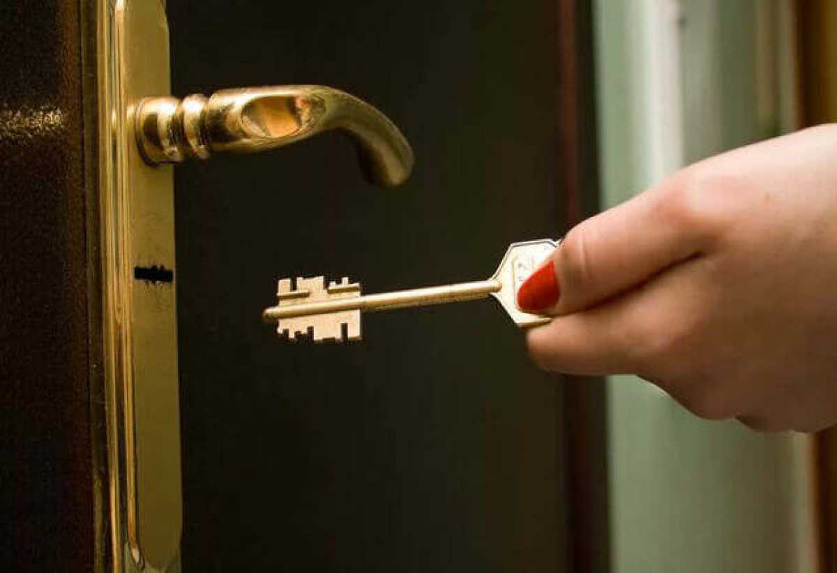 Дверь открывается рукой. Ключ в двери. Ключ дверной. Открывает дверь ключом. Ключ от входной двери.