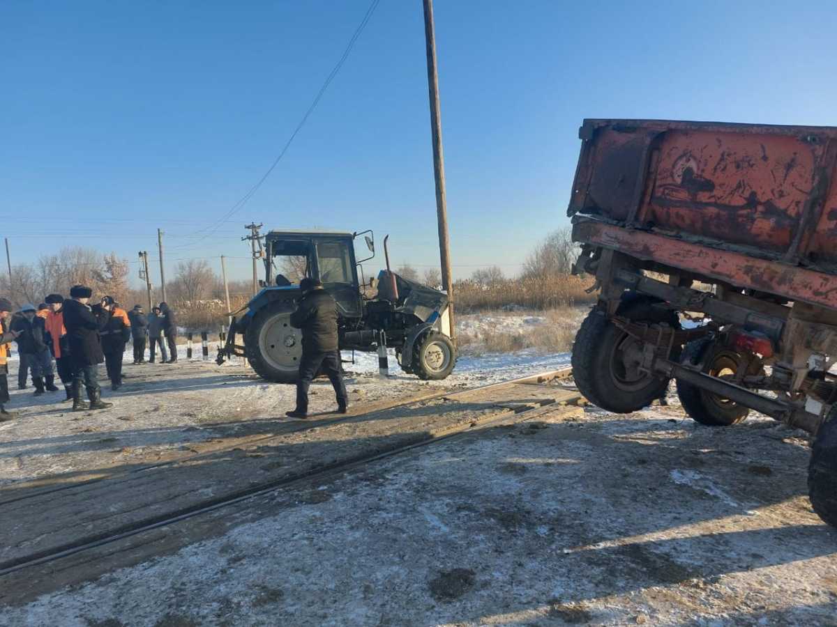 Мужчина скончался после столкновения трактора с поездом в Жетысуской области