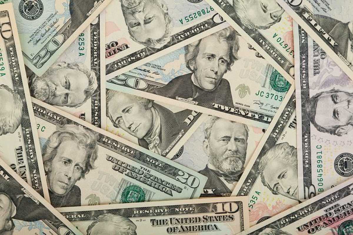 Доллар продолжает дешеветь в Казахстане