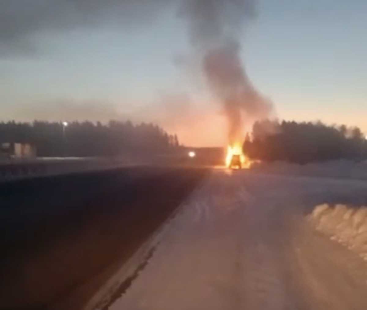 Машина петропавловск астана. Пожар в Акмолинской области 12 июля 2023 год. Сгорела машина в Караганде. Машина сгорела на камызякской трассе. В Корсаковке сгорел автомобиль.