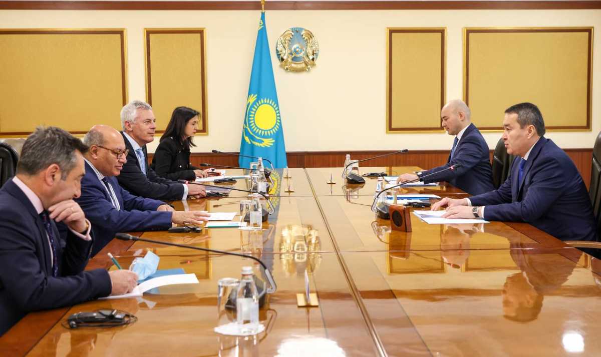 Меры по реализации экономических реформ в Казахстане обсудили Алихан Смаилов и Сэр Сума Чакрабарти