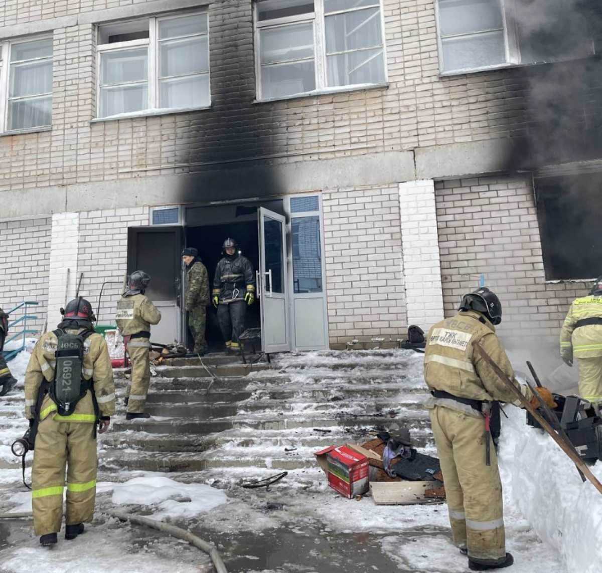 Пожар в школе в Актобе: спасатели эвакуировали около тысячи человек