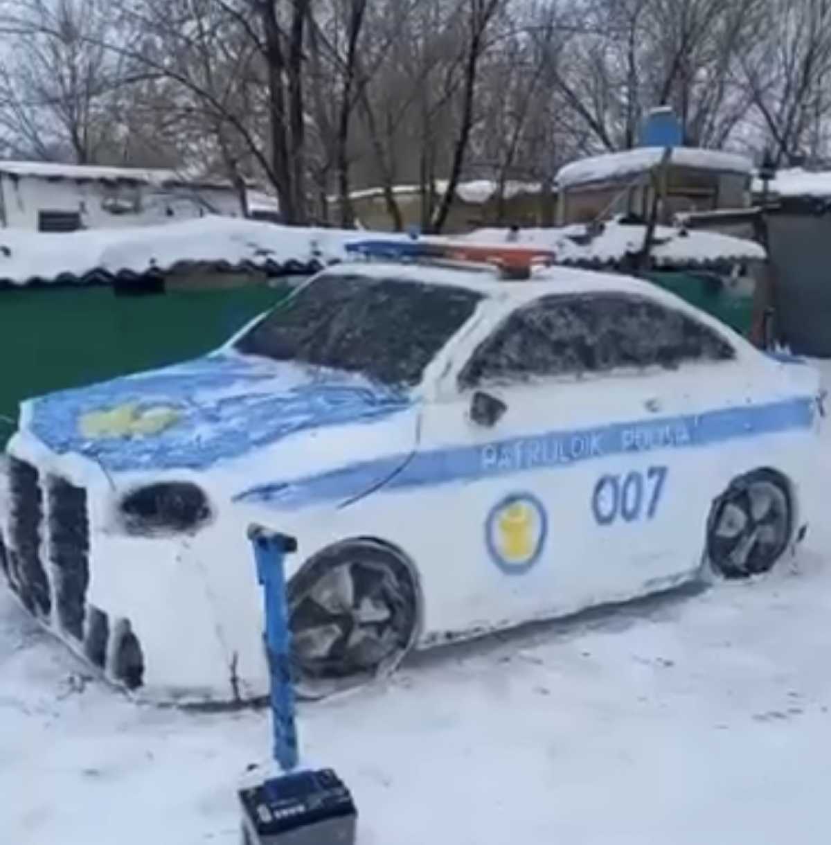 Полицейскую машину слепил из снега житель ЗКО
