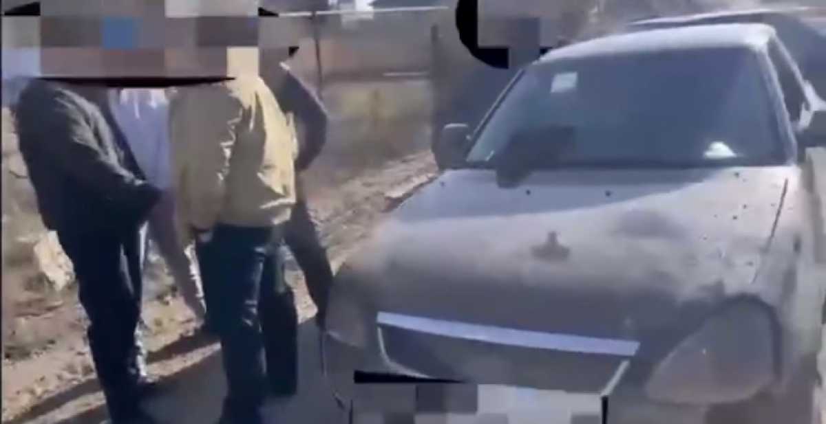Трое парней напали на авто в Жамбылской области