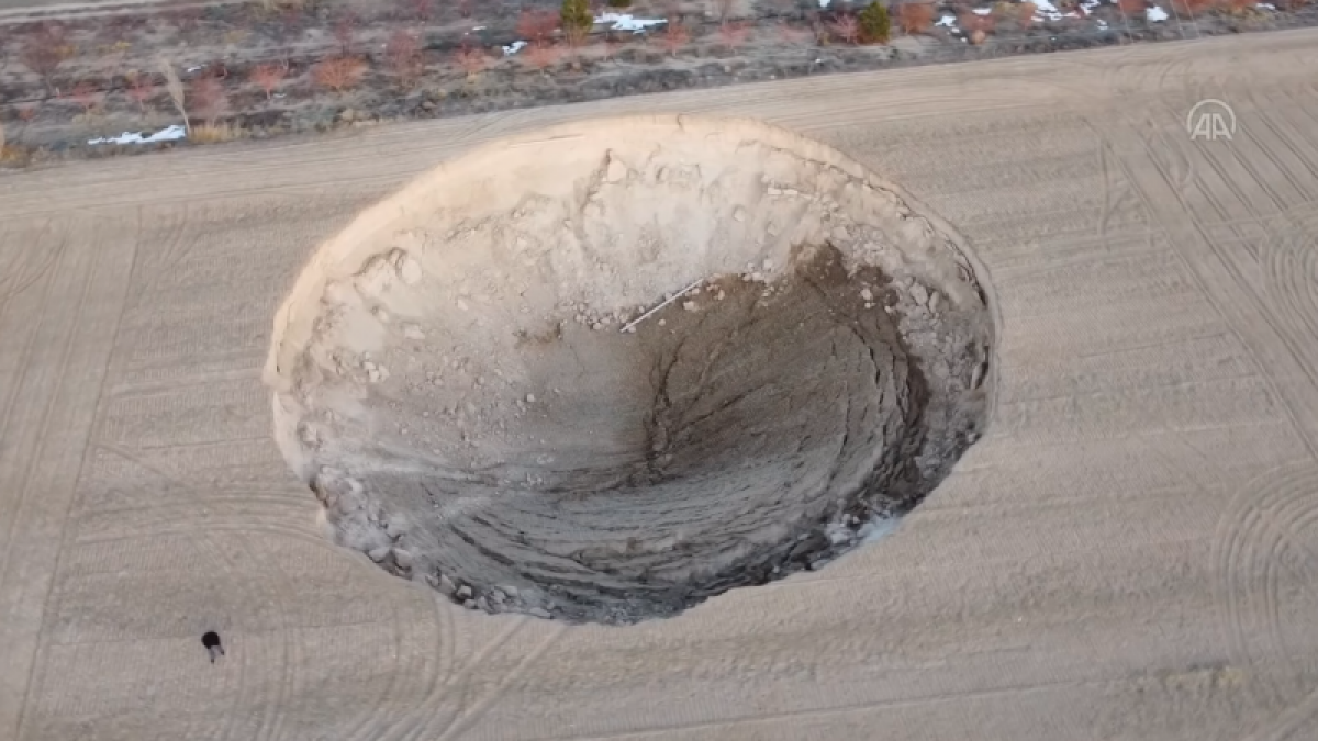 Загадочная воронка появилась в турецкой провинции Конья