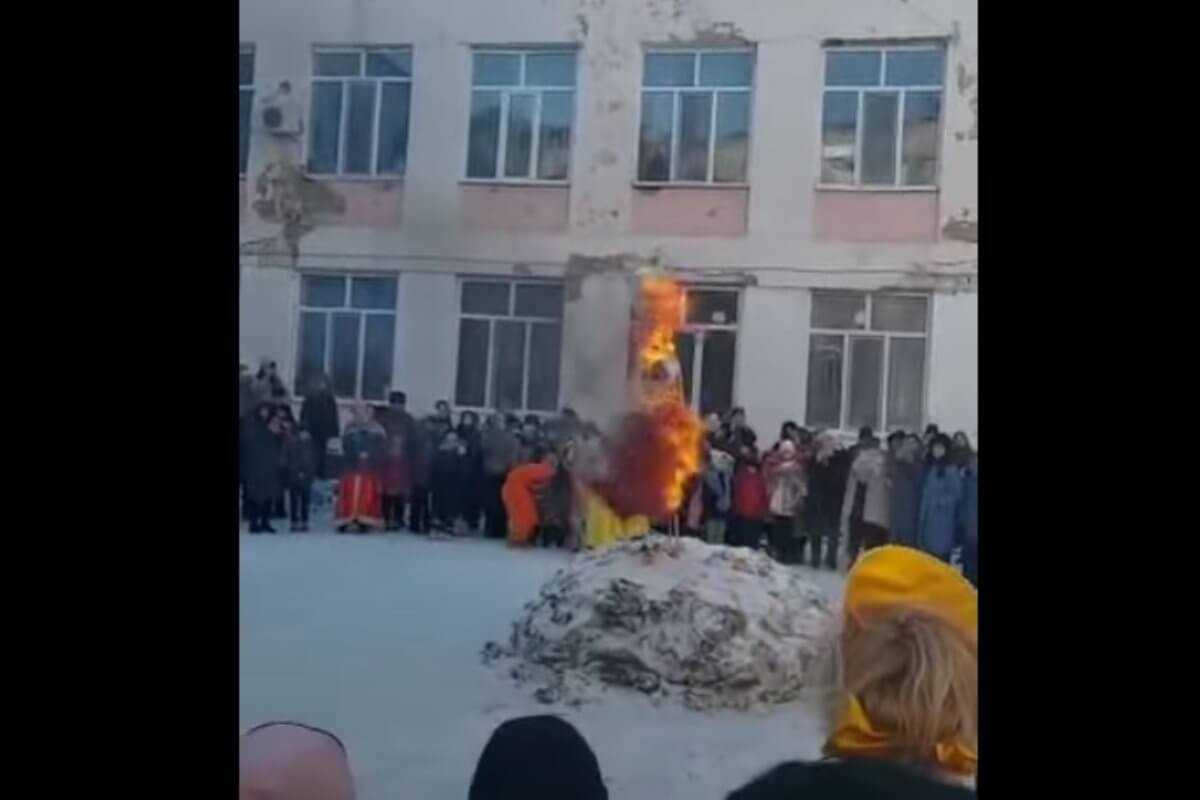 Директора школы наказали за сожжение чучела в Атырау