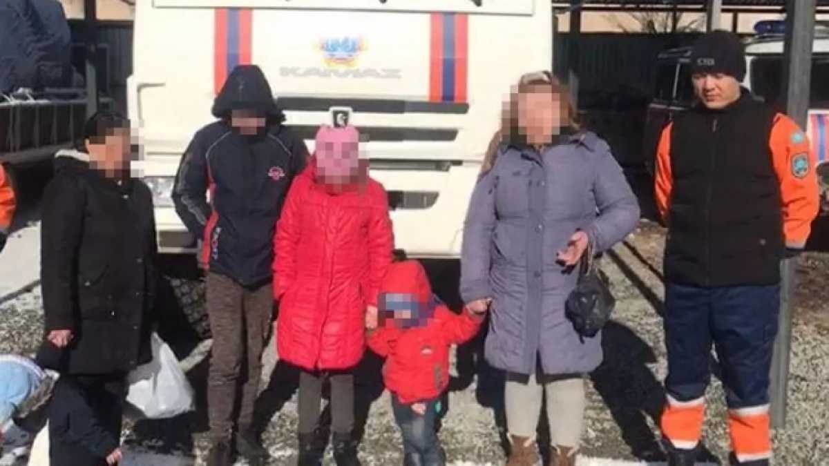 В Алматинской области таксист оставил женщин с детьми в непогоду на перевале