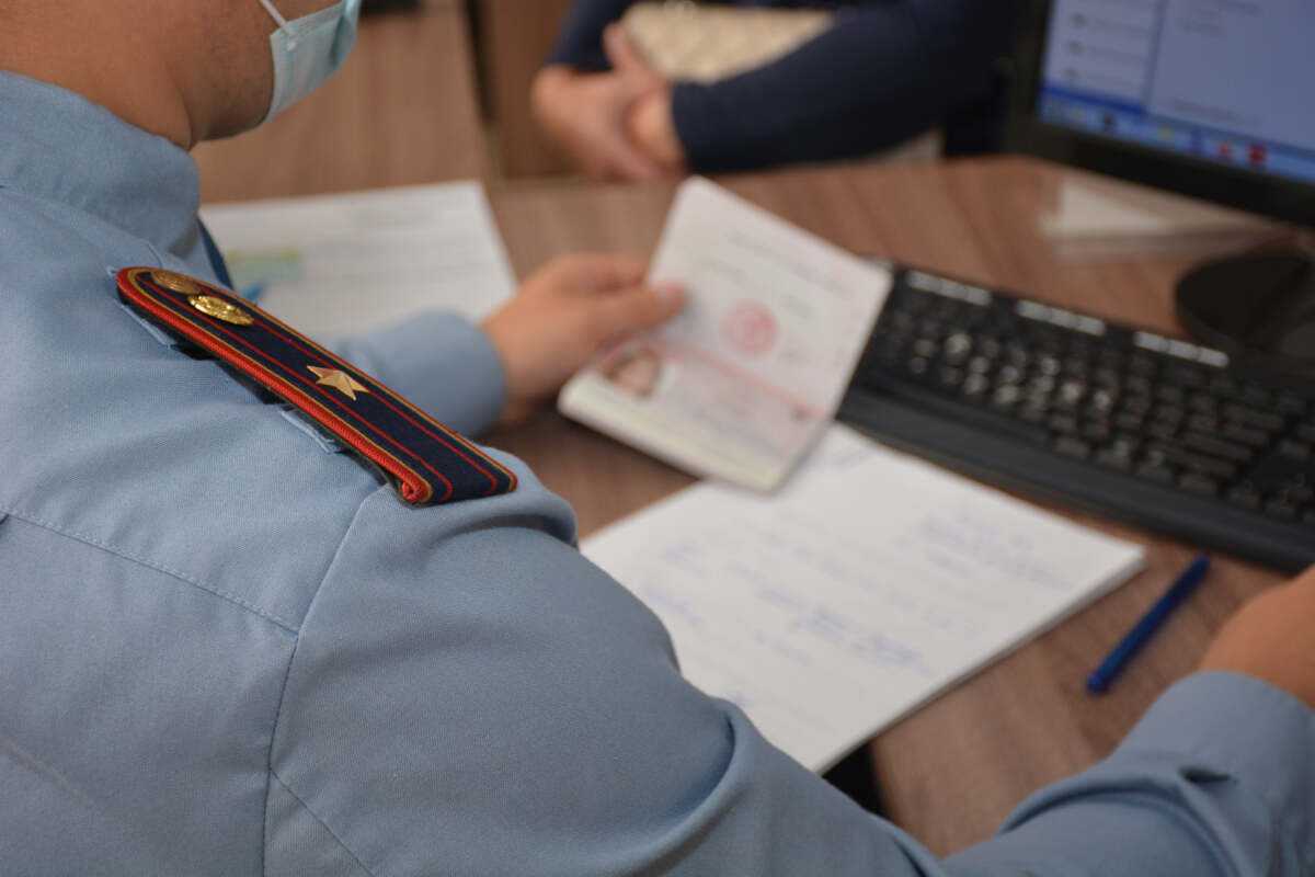 Полицейские Алматы выдворили из страны 20 иностранцев