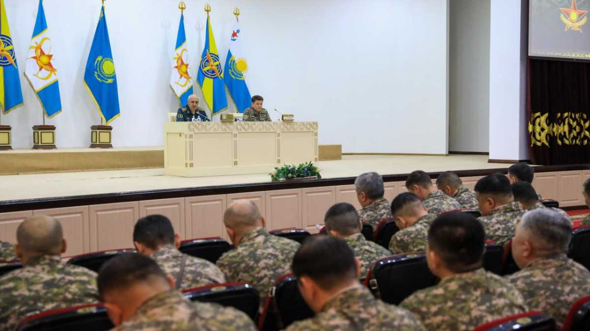 Министр обороны провел совещание с командирами воинских частей