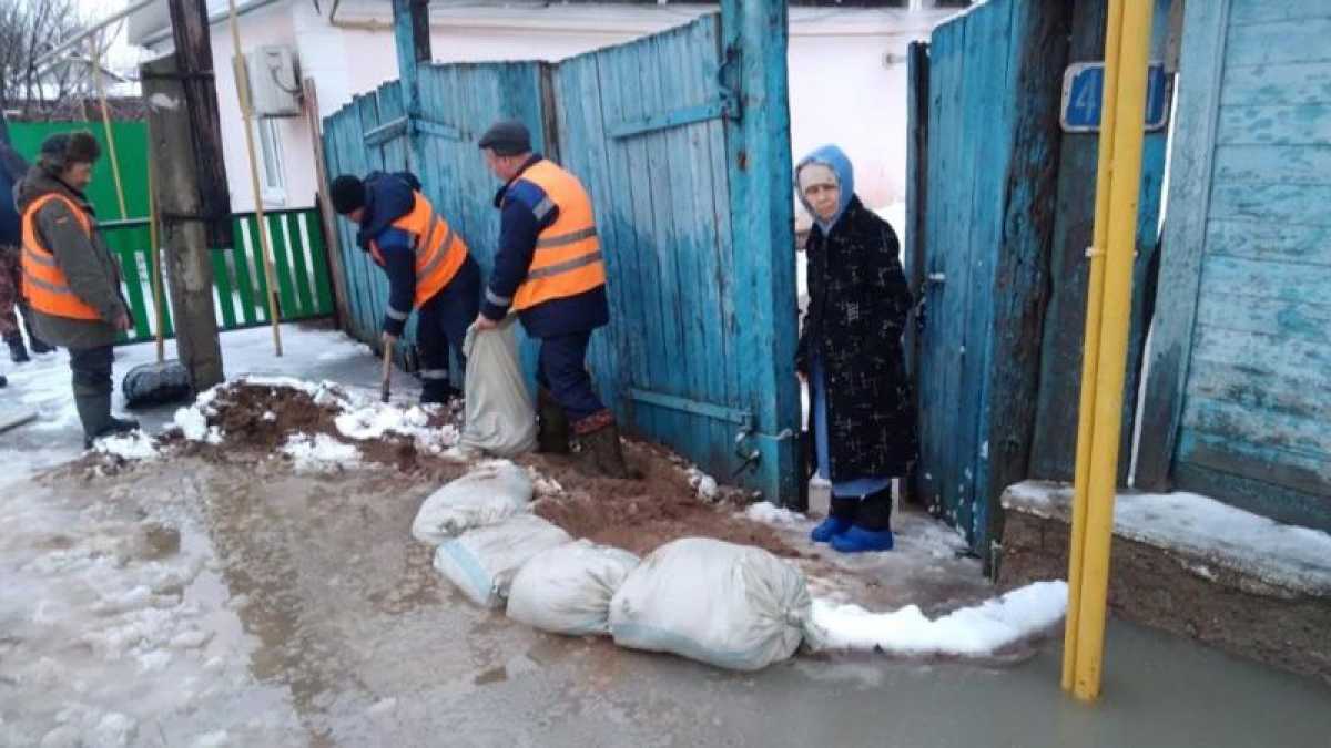 Талые воды затопили улицы Уральска и Аксая