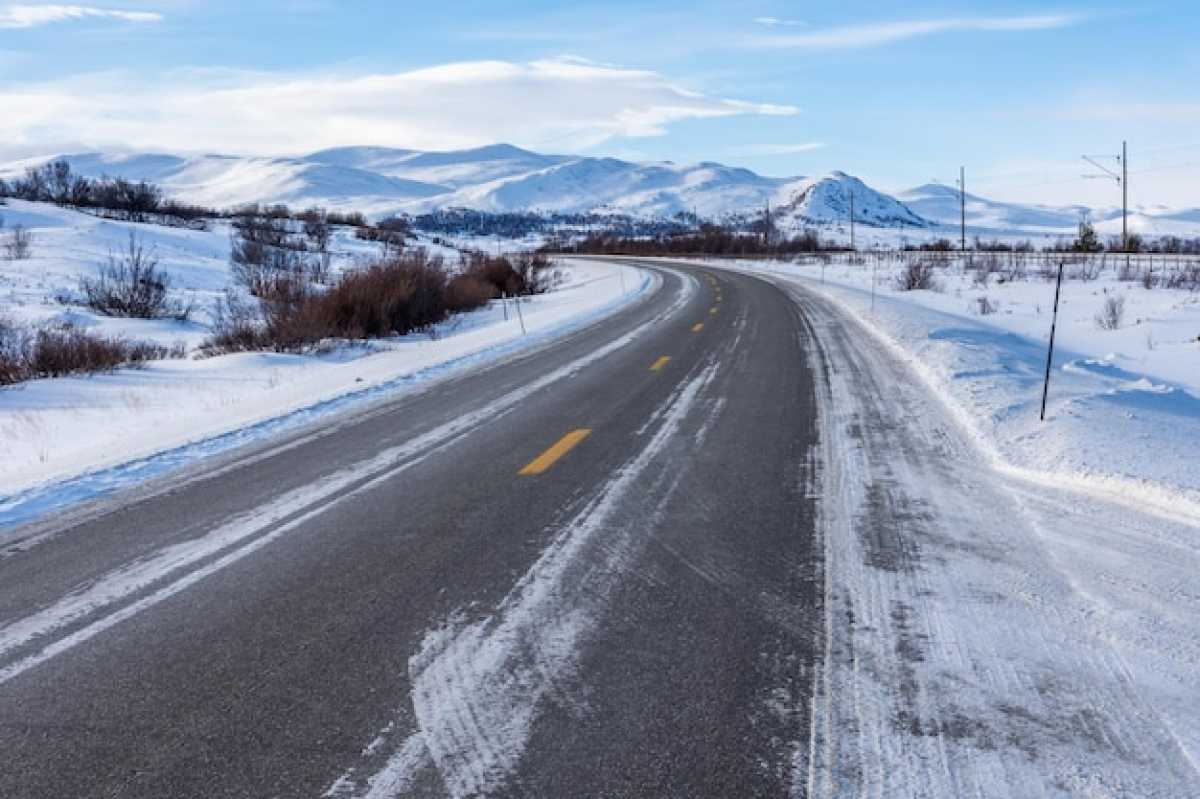 В двух регионах Казахстана из-за непогоды закрыли участки автодорог