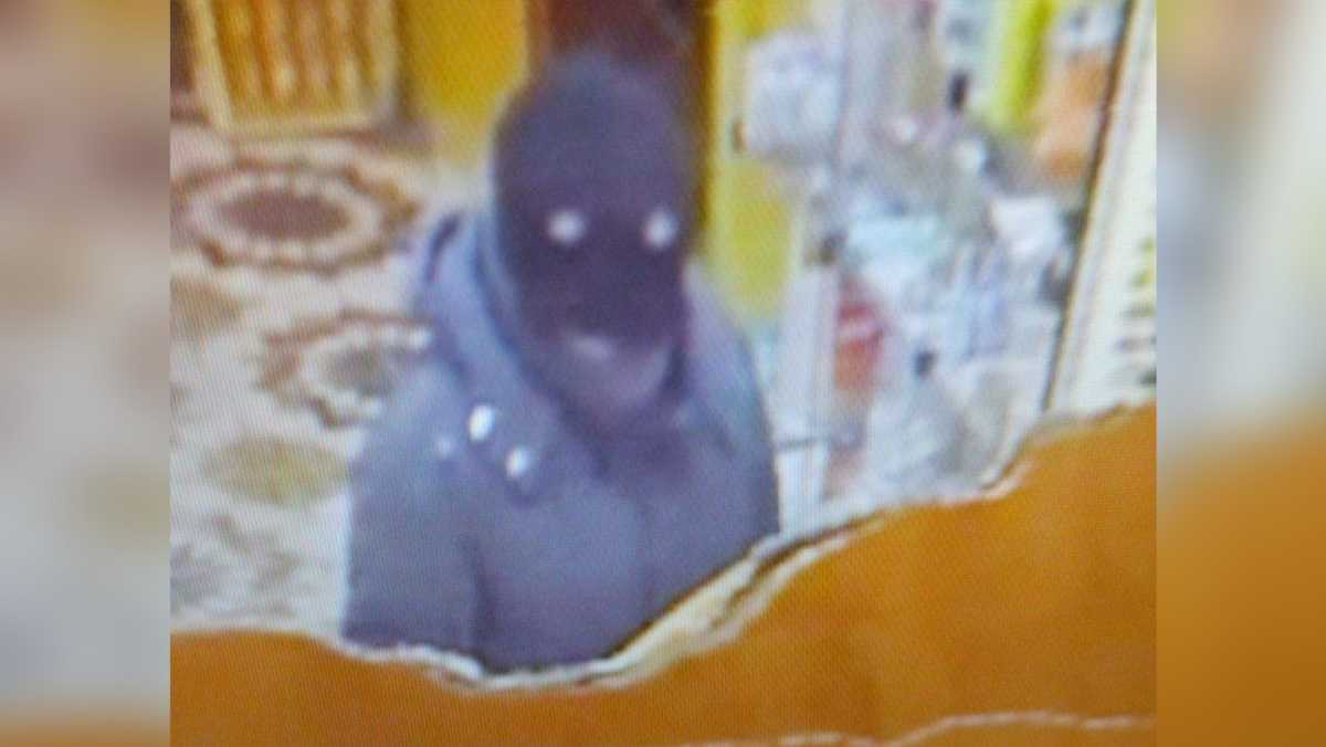 Мужчина в маске ограбил магазин в Костанайской области