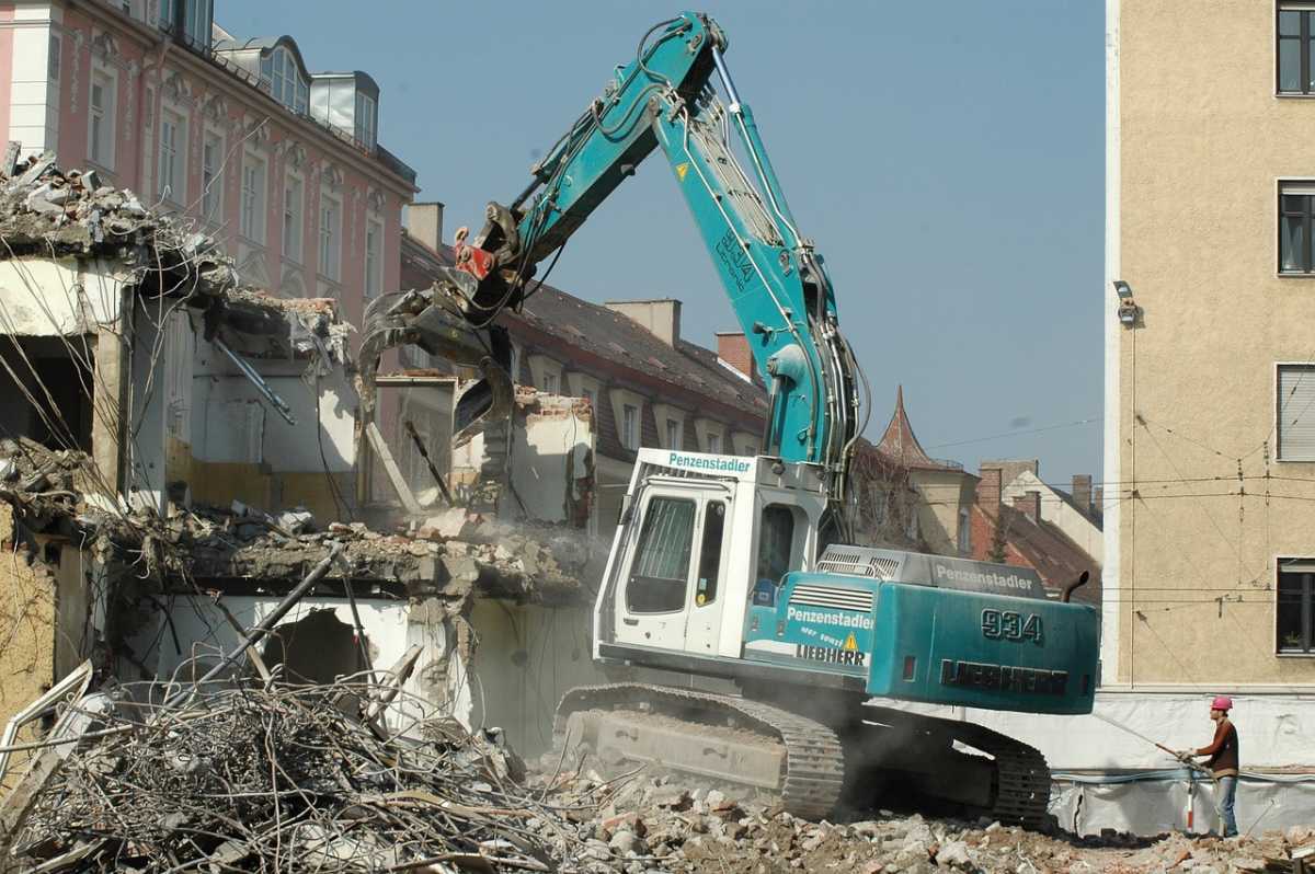 В Алматы снесут несколько торговых точек и кафе