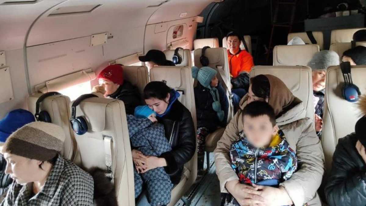 16 человек эвакуировали вертолётом из села в ЗКО