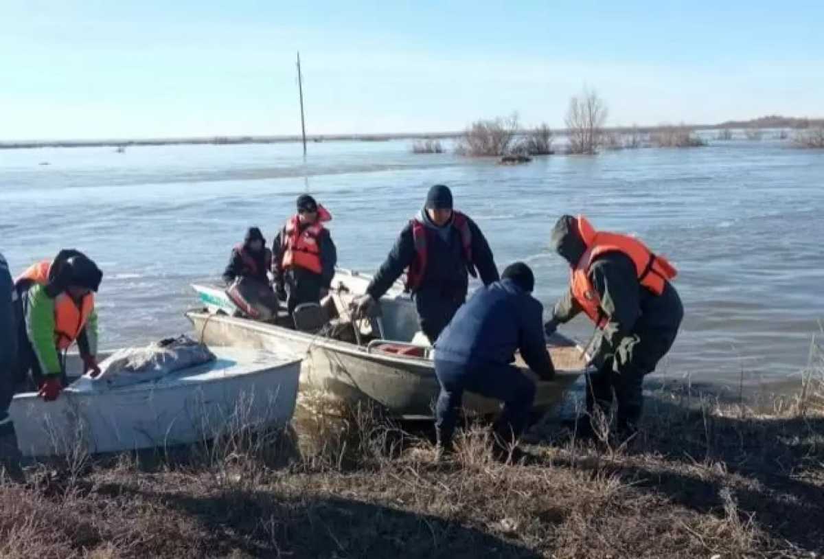 С затопленной окраины Актобе спасли трёх человек