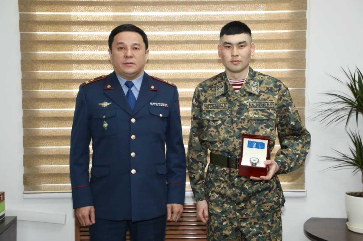 В Астане наградили гвардейцев, спасших подростка