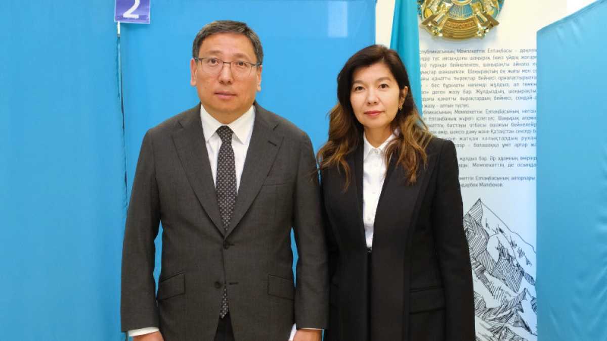 Аким Алматы Досаев вместе с супругой проголосовали на выборах