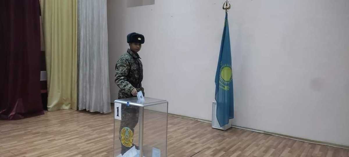 Около 800 солдат проголосовали в Шымкенте