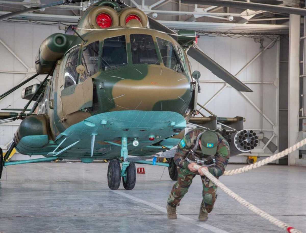 Сотрудник МВД РК установил рекорд по буксировке боевого вертолета