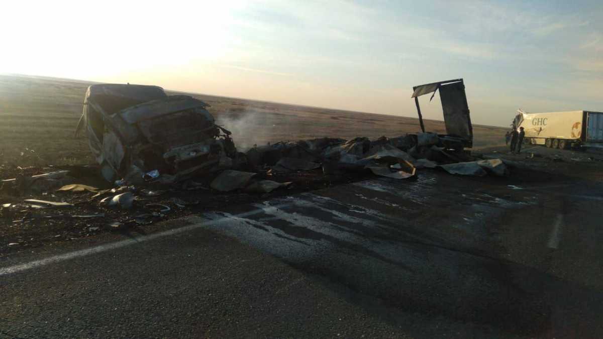 Две фуры столкнулись в Актюбинской области - погиб водитель