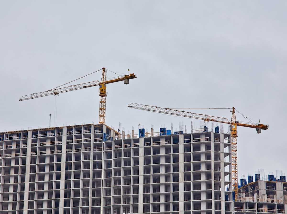 В Казахстане сокращаются темпы жилстроя, а обеспеченность жильём остаётся низкой - аналитики