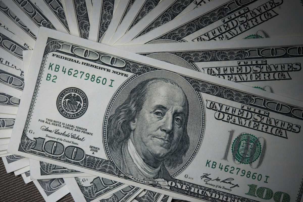Курс доллара продолжает снижаться в Казахстане