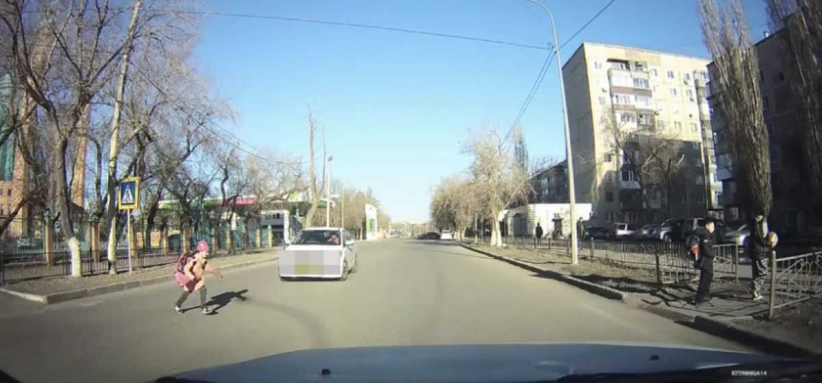 Несколько авто едва не сбили девочку на «зебре» в Павлодаре
