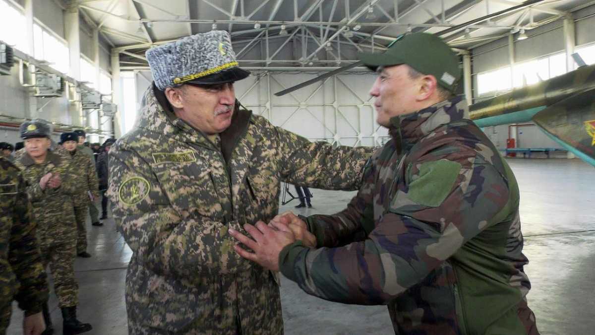 Министр обороны поздравил силача с новым рекордом