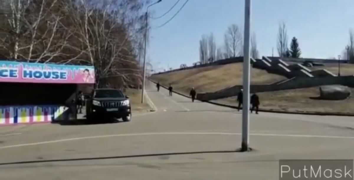 Водитель заехал на набережную в Павлодаре