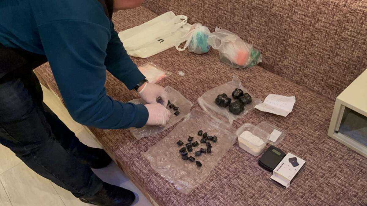 Свыше 300 граммов синтетических наркотиков изъяли у жительницы Петропавловска
