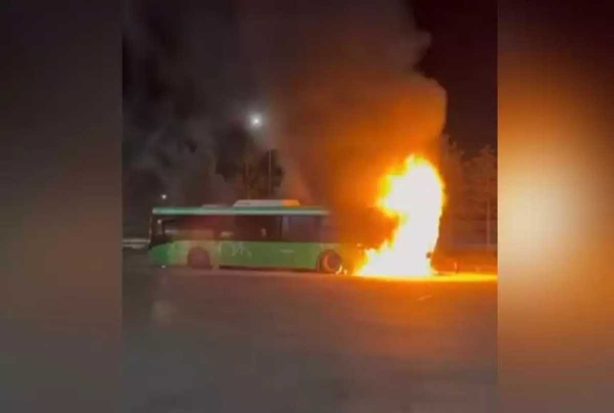 В Алматы сгорел пассажирский автобус