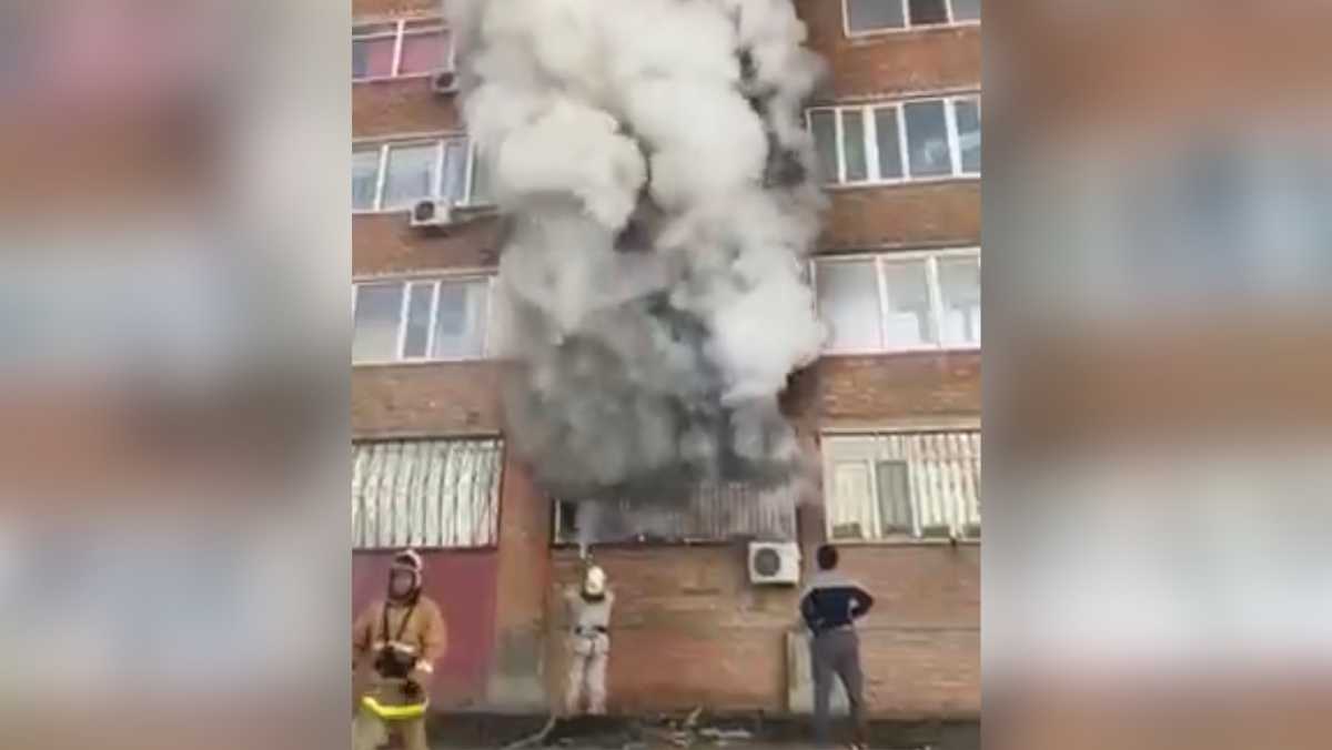 В Усть-Каменогорске из горящего дома эвакуировали 15 человек