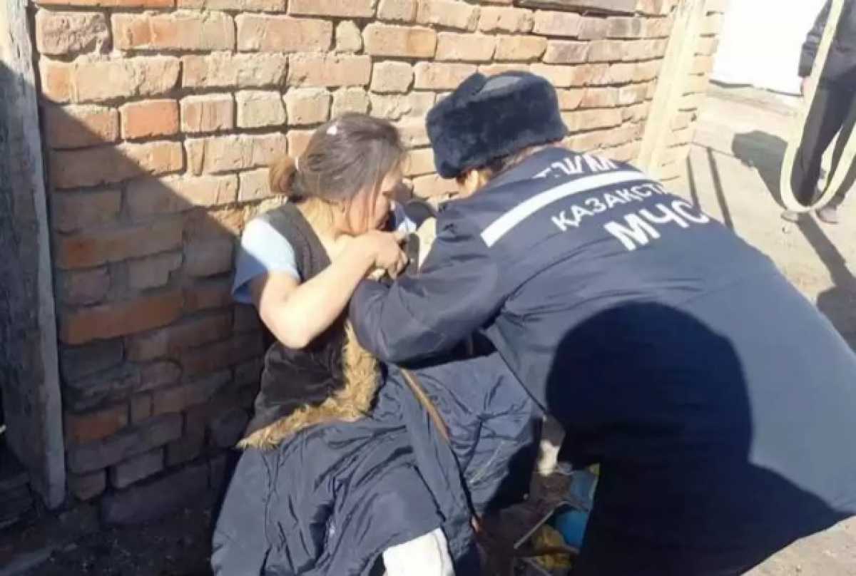 Женщину и ребёнка спасли из-под завалов обрушившейся крыши в Семее