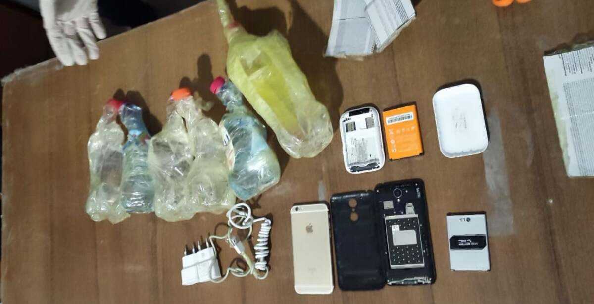Два телефона, алкоголь и Wi-Fi роутер пытались передать осуждённому в Усть-Каменогорске