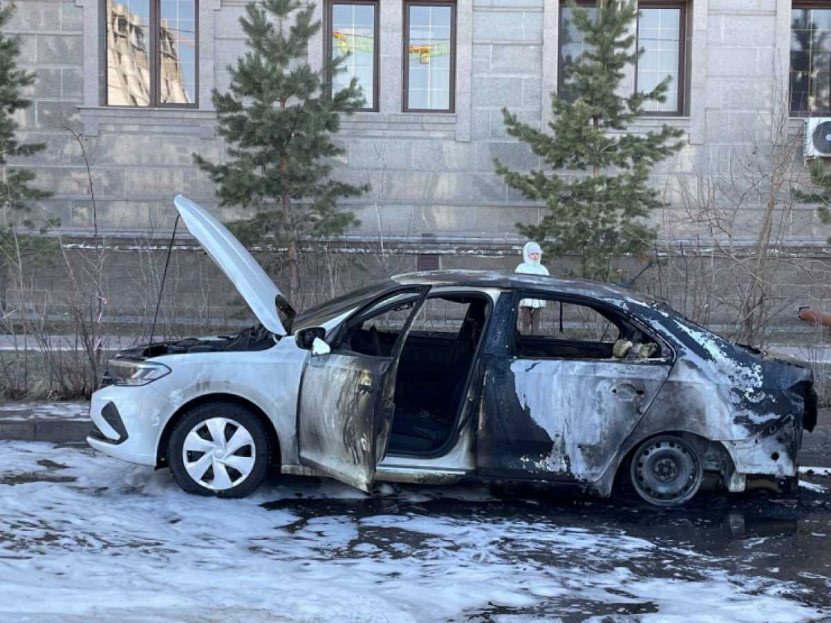 Легковой автомобиль сгорел возле школы в Астане
